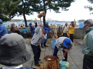 金沢地区連合町内会による餅つきと販売