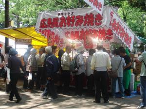 広島風お好み焼きも人気だ