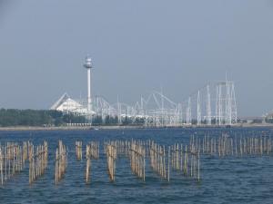 別邸庭から遠望できる八景島