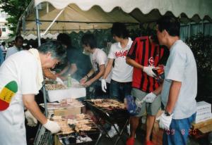 慣れない手つきでどうにかこうにか、手前左は西村校長先生